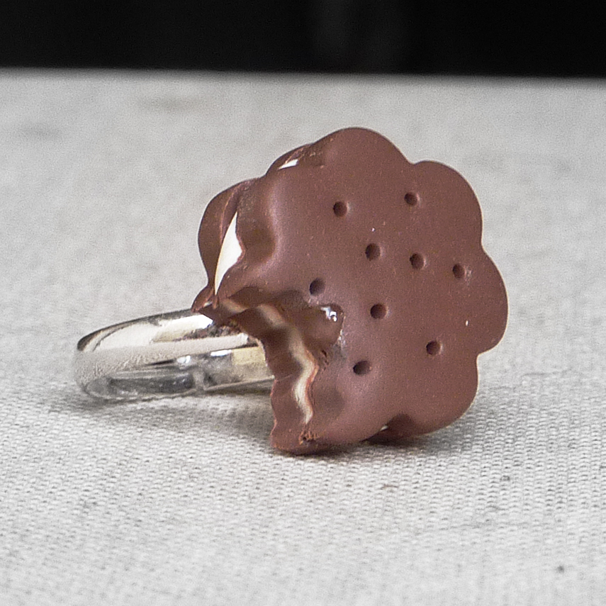 nakousnutá sušenka