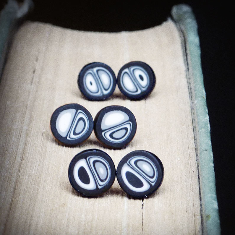 černo-šedo-bílé pecičky