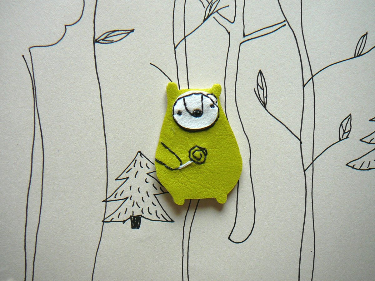 Malý medvěd s lízátkem- brož