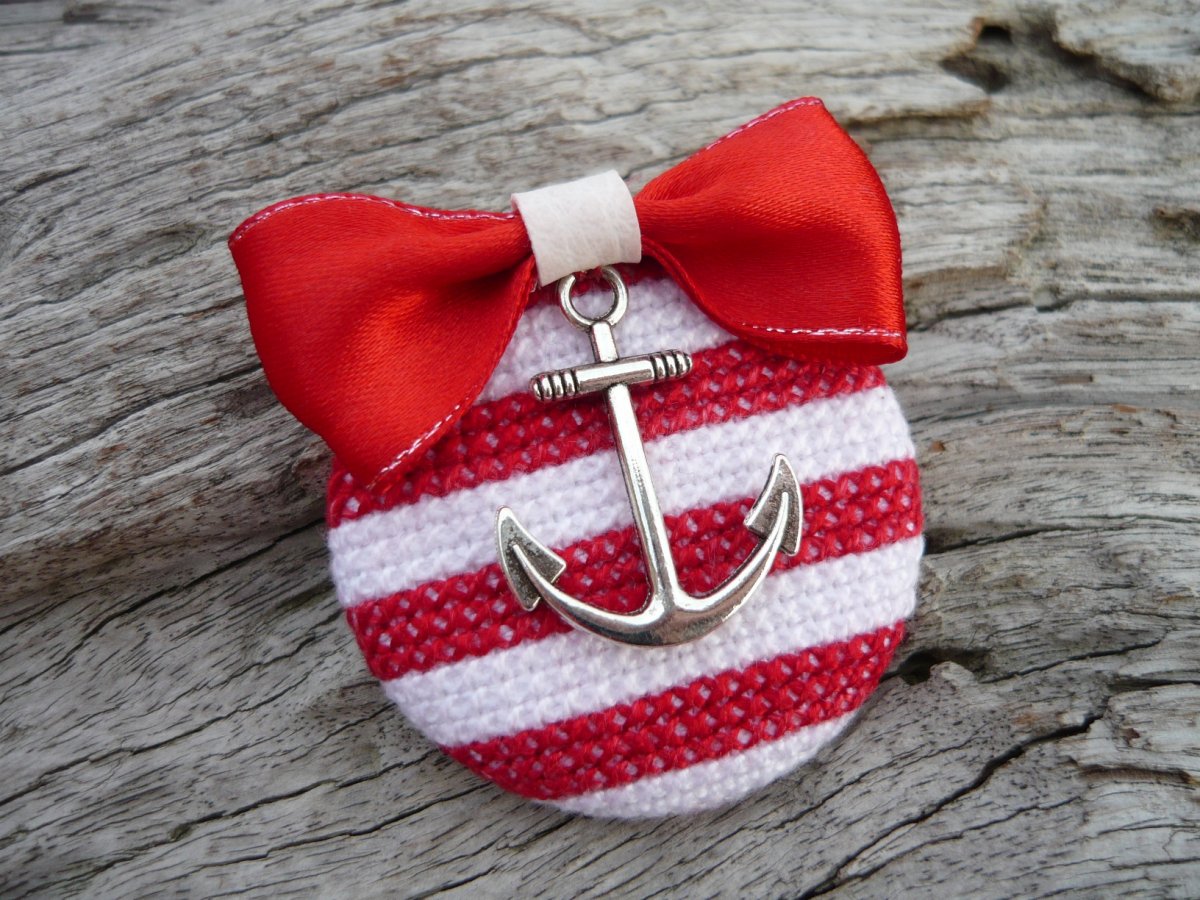 Brož Námořnice červeno-bílá