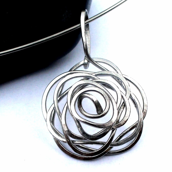 NÁHRDELNÍK Mini růže