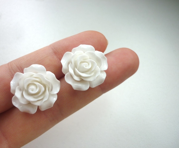 bílé růže - fimo náušnice