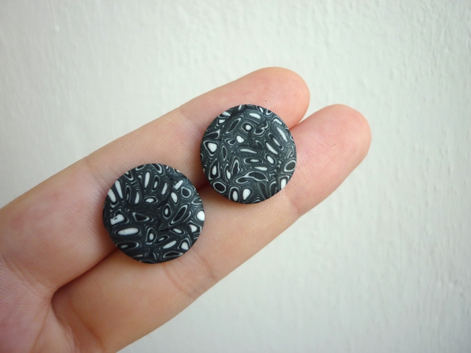 černobílé pecky - fimo náušnice