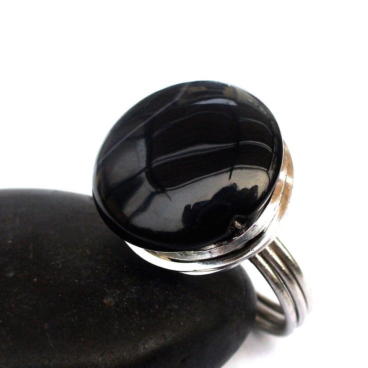 PRSTEN Oblázek na vodní hladině 