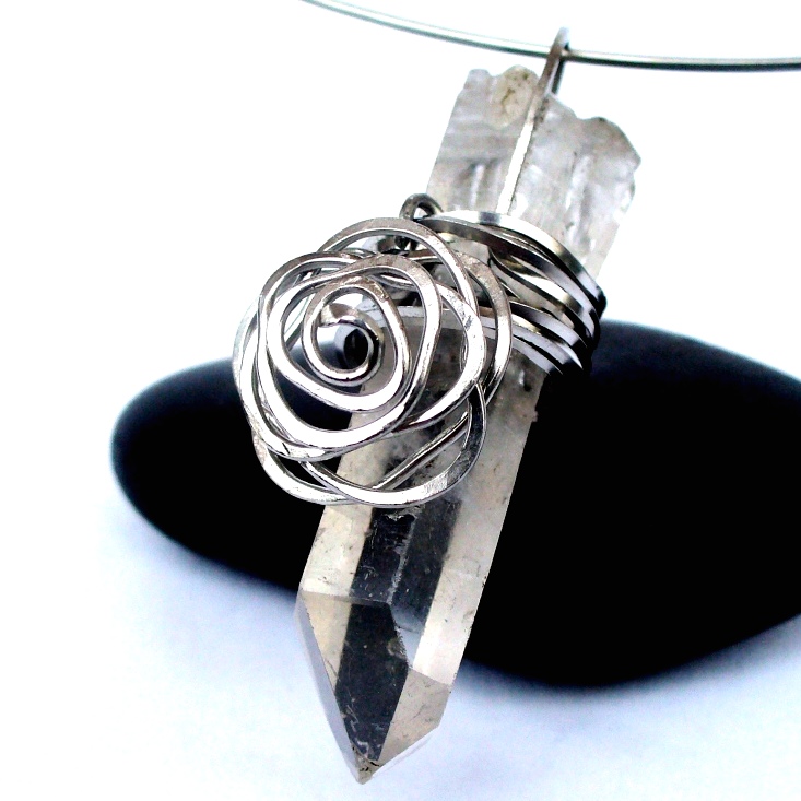 NÁHRDELNÍK Růže uvězněná v ledu