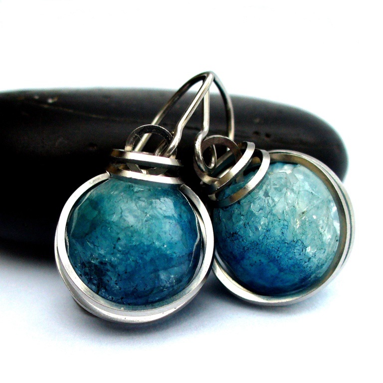 NÁUŠNICE  Svět přes modré brýle