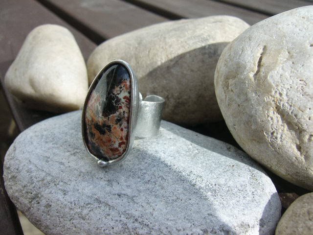 Složený z červánků a noci