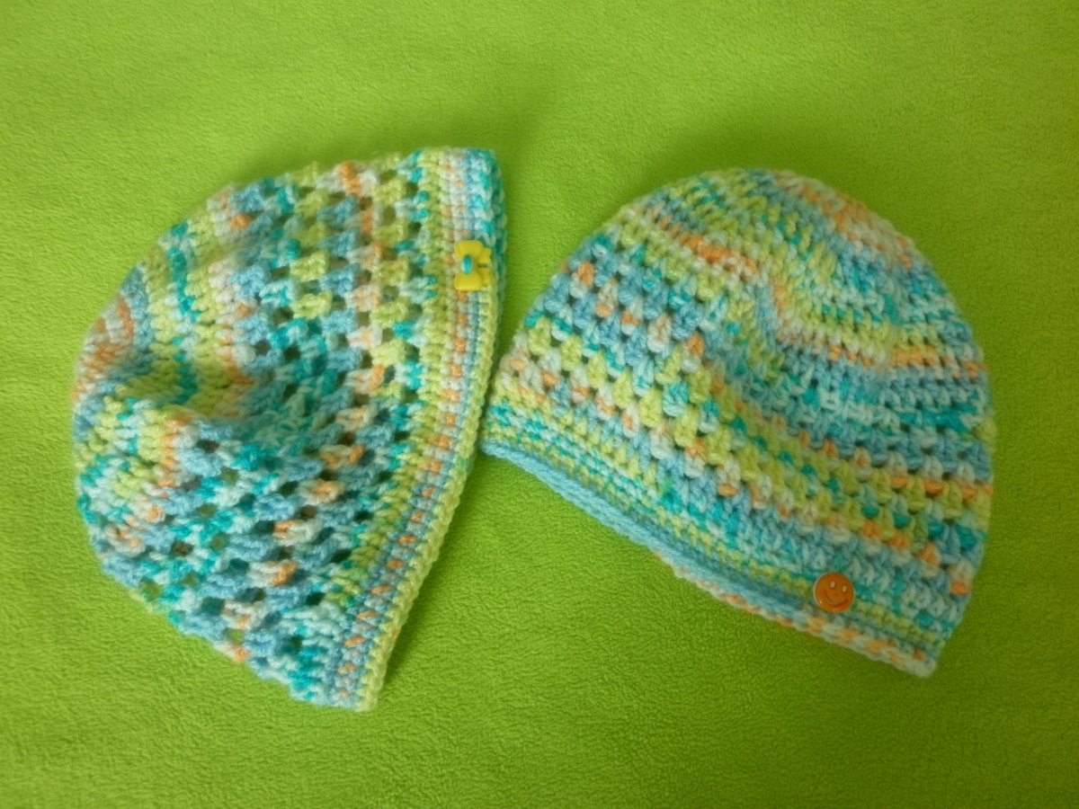 Háčkované čepičky v jarních barvách