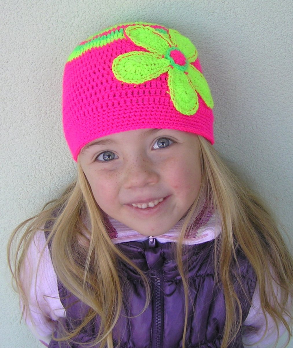 Háčkovaná čepička s neon květem