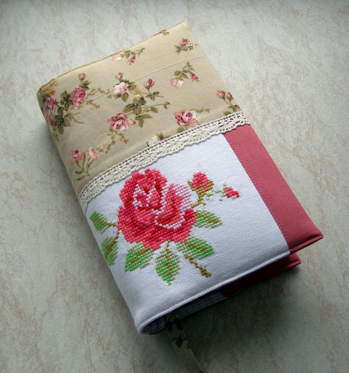 Obal na knihu "Na růžích ustláno"