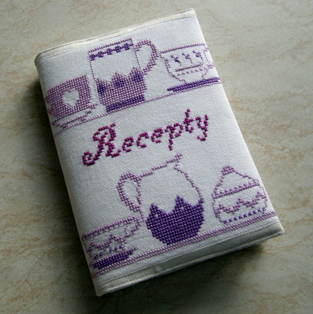 Receptář ve fialkovém tónu