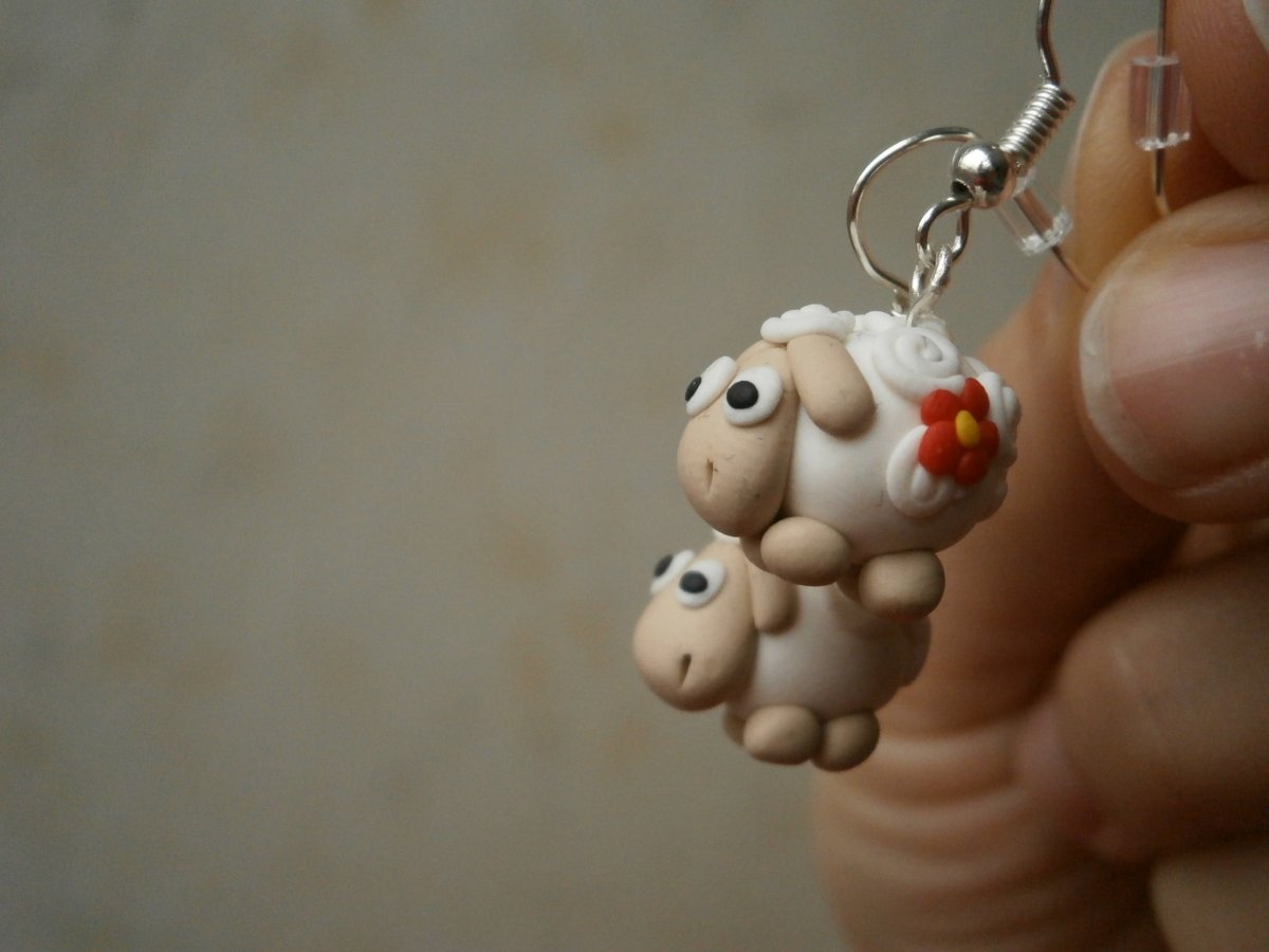 Náušnice ovečky s červenou kytičkou