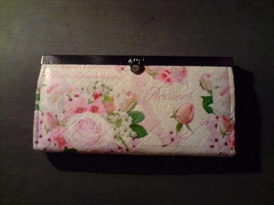 PENĚŽENKA PAŘÍŽ V RŮŽÍCH