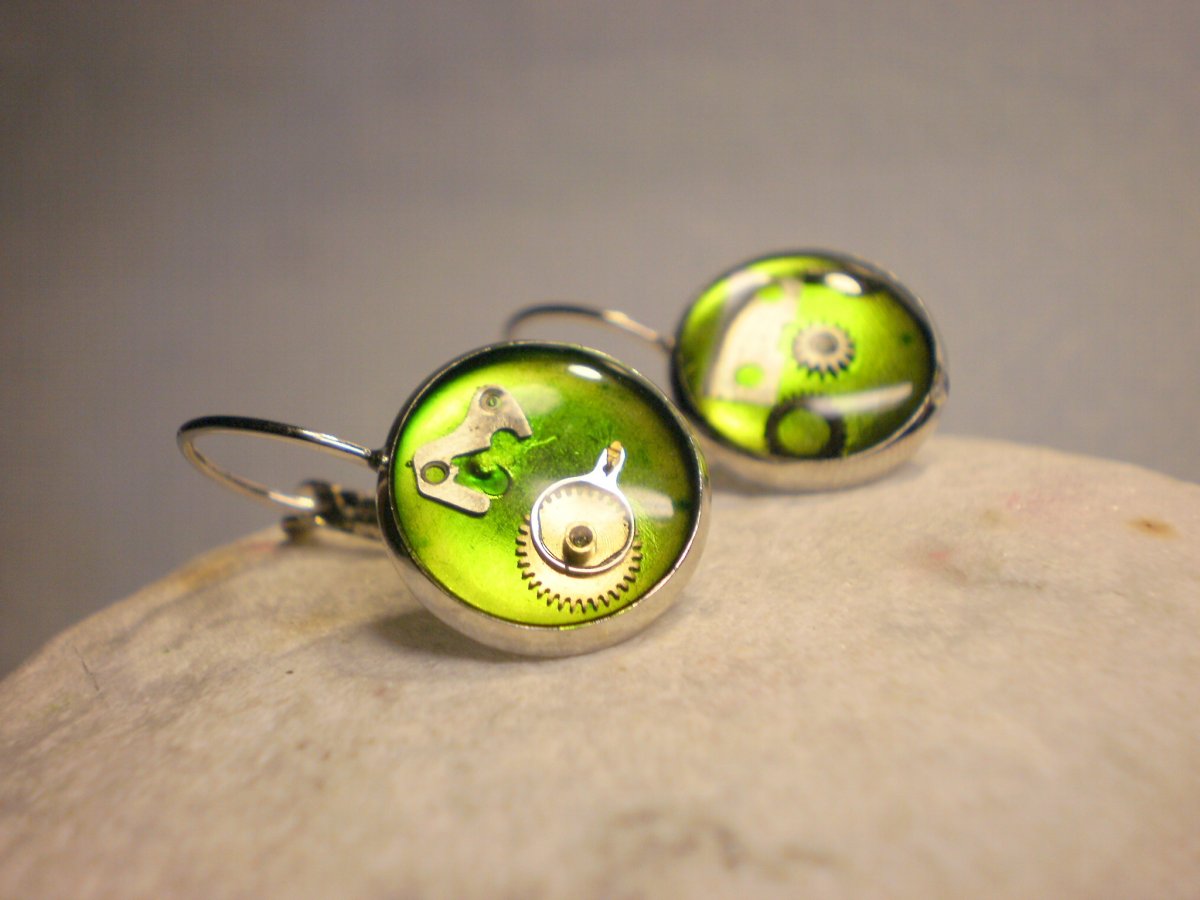 Steampunkové zelené náušnice