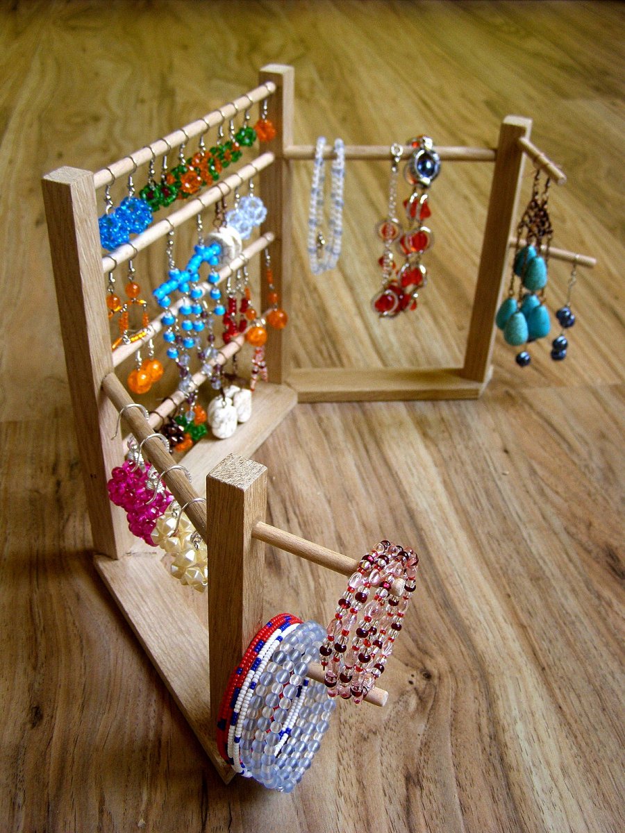 Dubovobukový stojánek na šperky