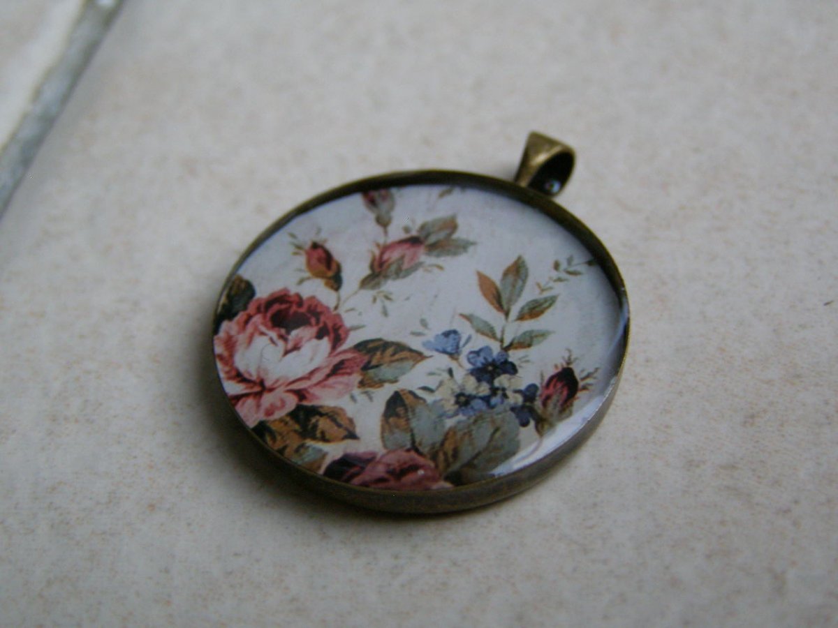 Přívěsek na krk, starobronz, motiv květin