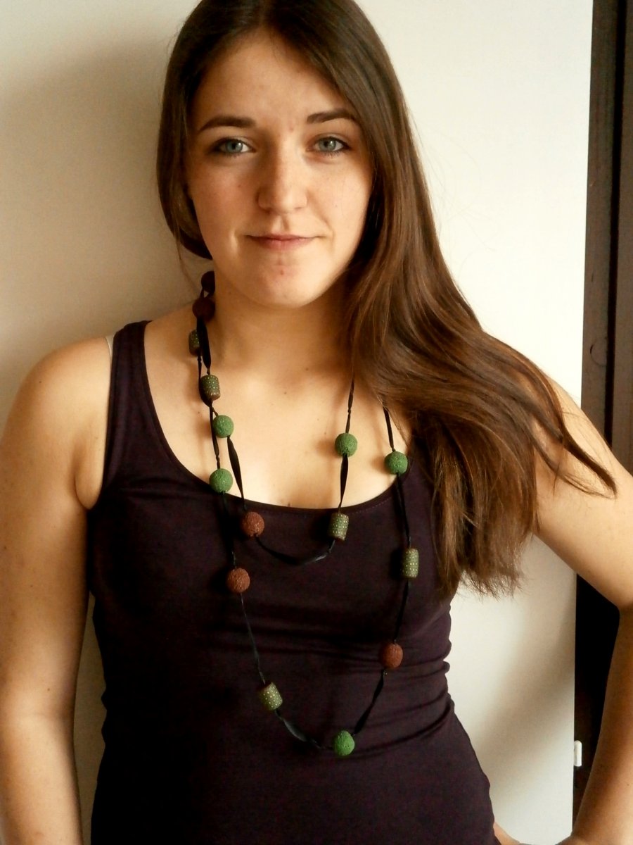 Korále navlečené na černé stuze