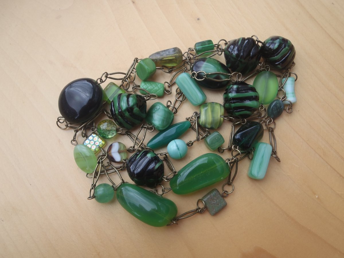 dlouhé zelené korále