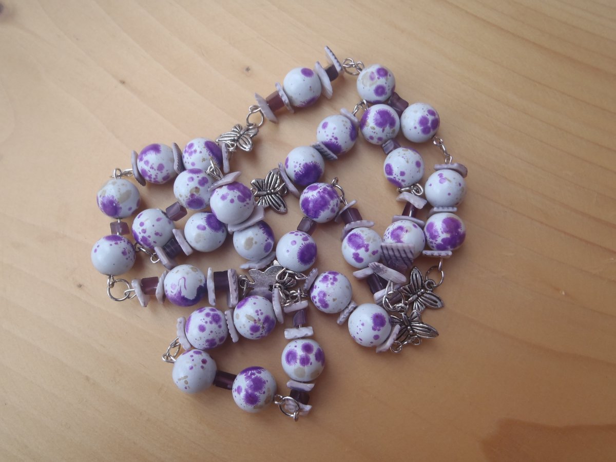 fialové korále s motýlky