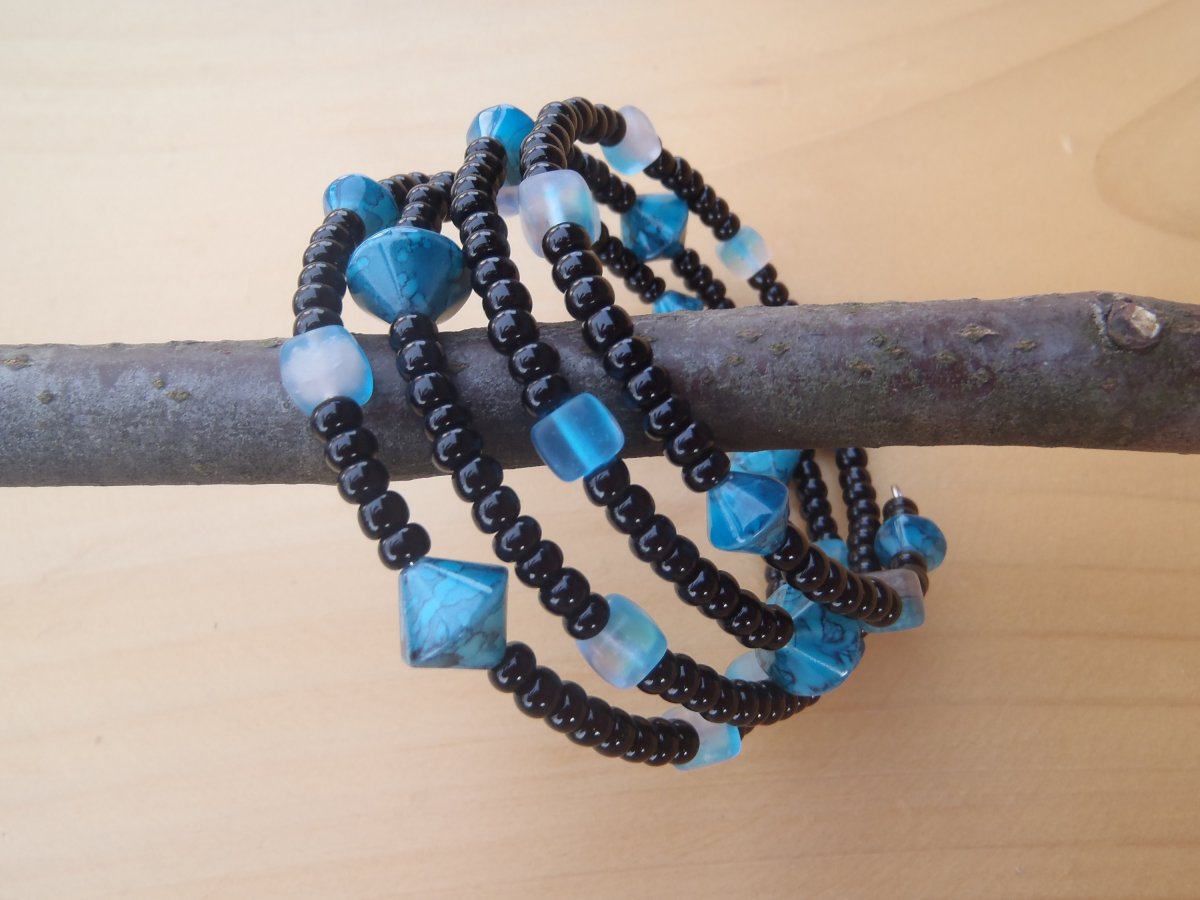 černý s tyrkysovou