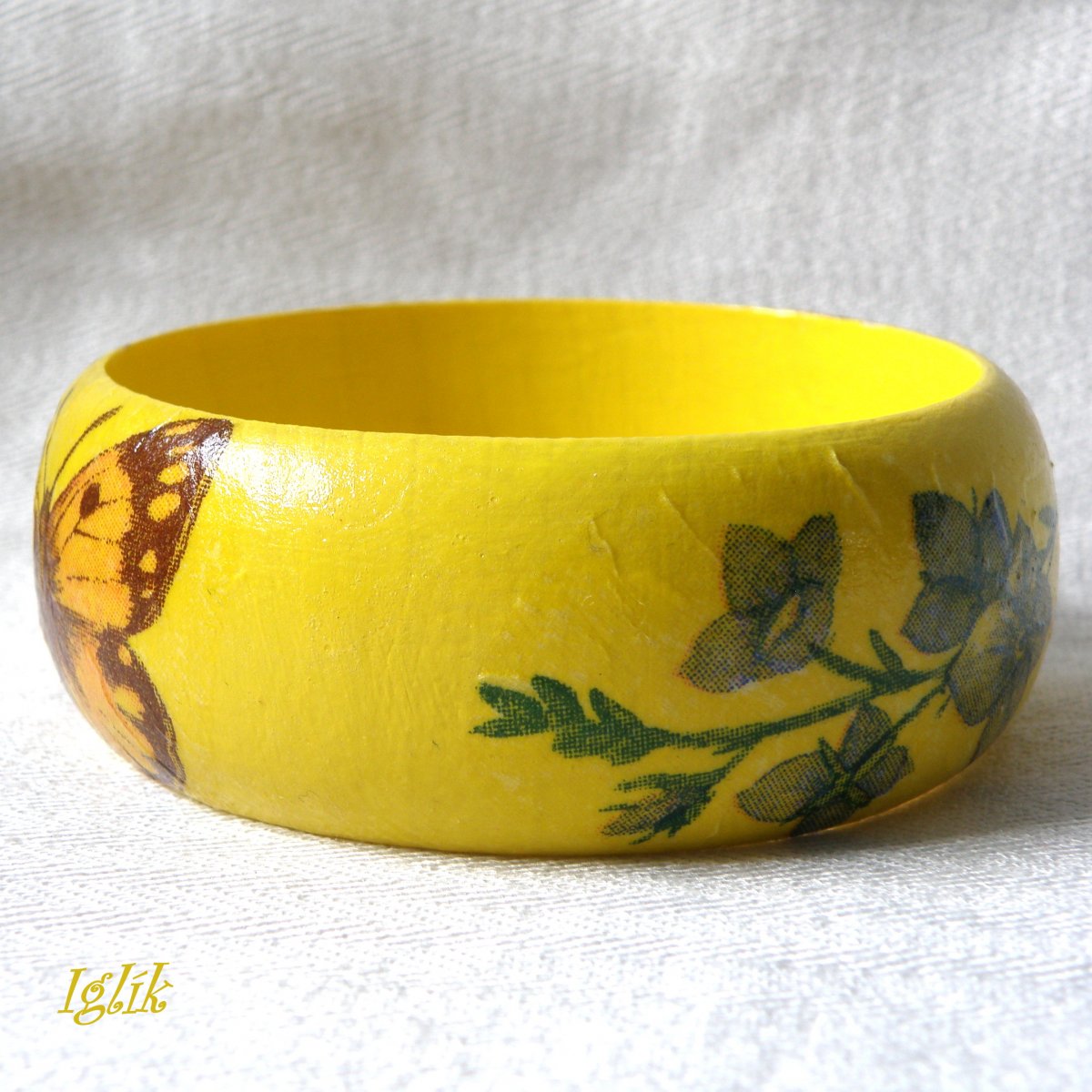 Náramek dřevěný žlutý s motýli