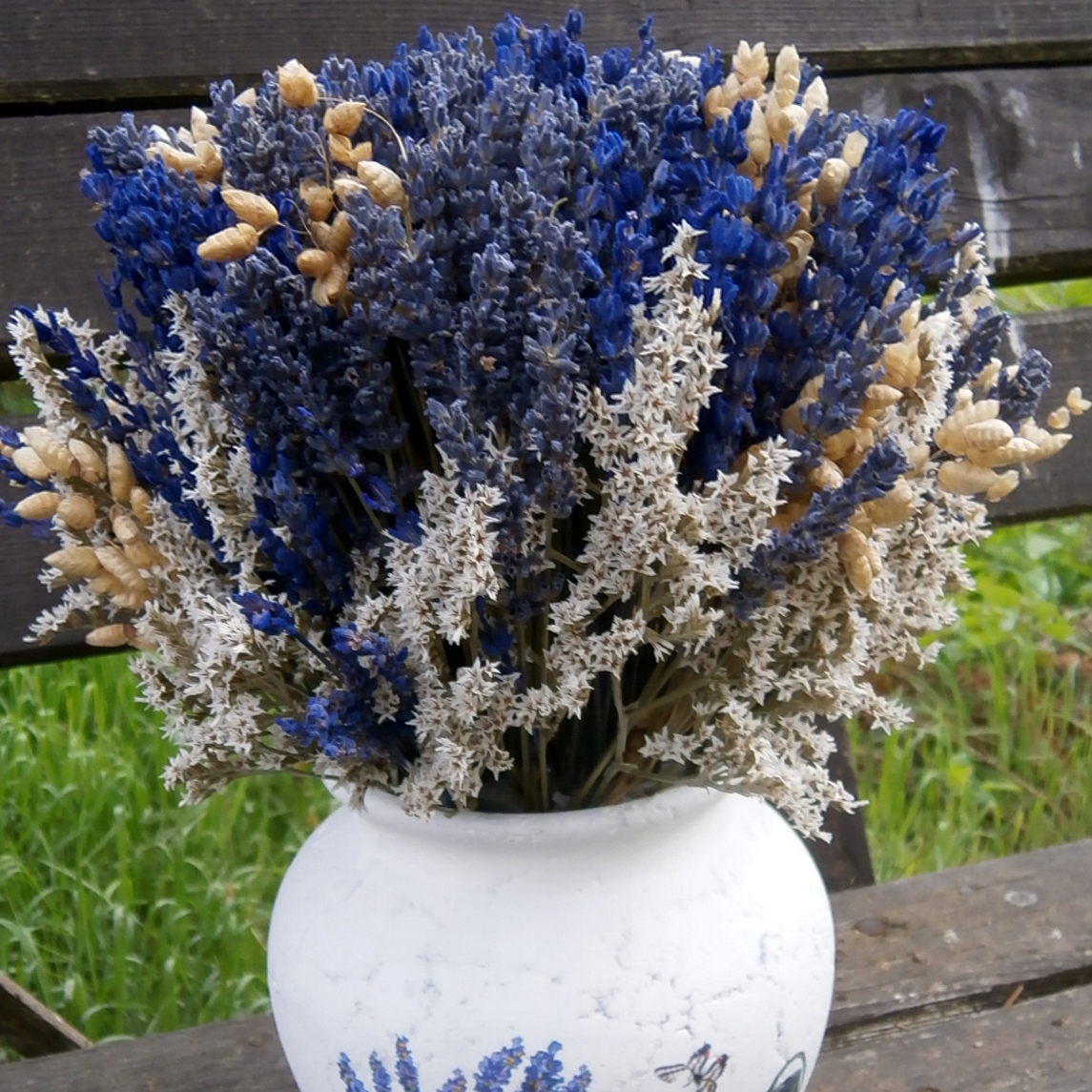 Baňatá váza s levandulí