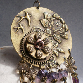 Steampunkový náhrdelník s fialovými korálky