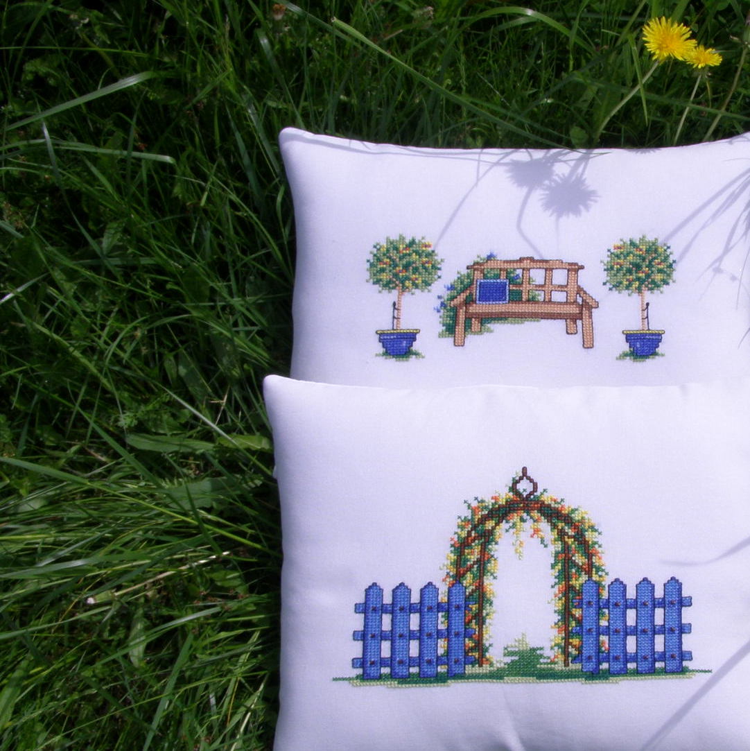 2 ručně vyšívané romantické polštářky