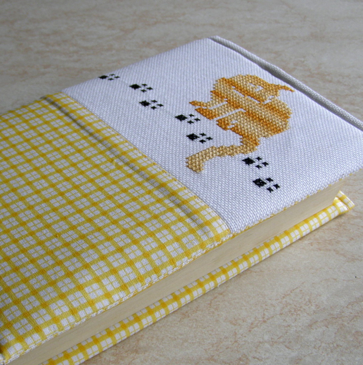 Obal na knihu "Rezavá kočka"