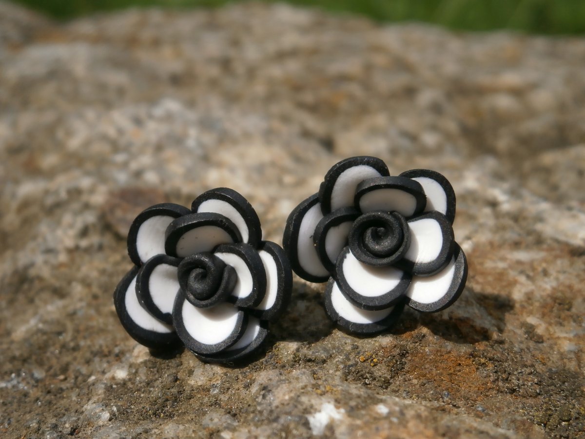 Náušnice černobílé růžičky