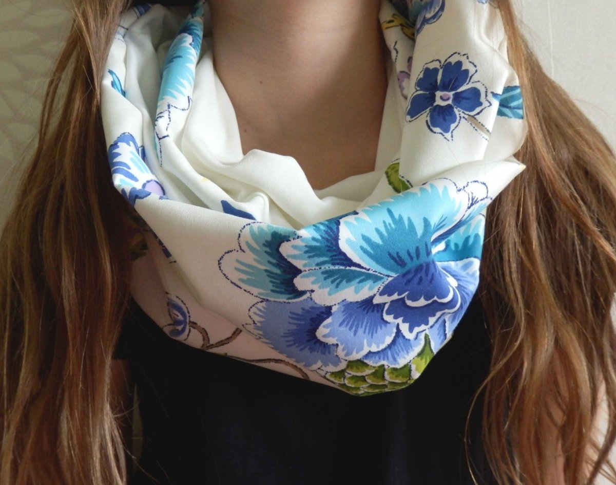 ***Nákrčník s květinkami***