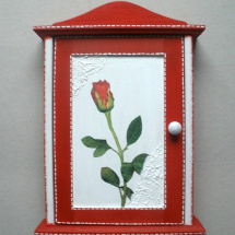 Skříňka na klíče tm. červená - Růže