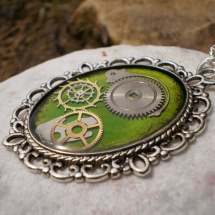 Zelený steampunkový náhrdelník