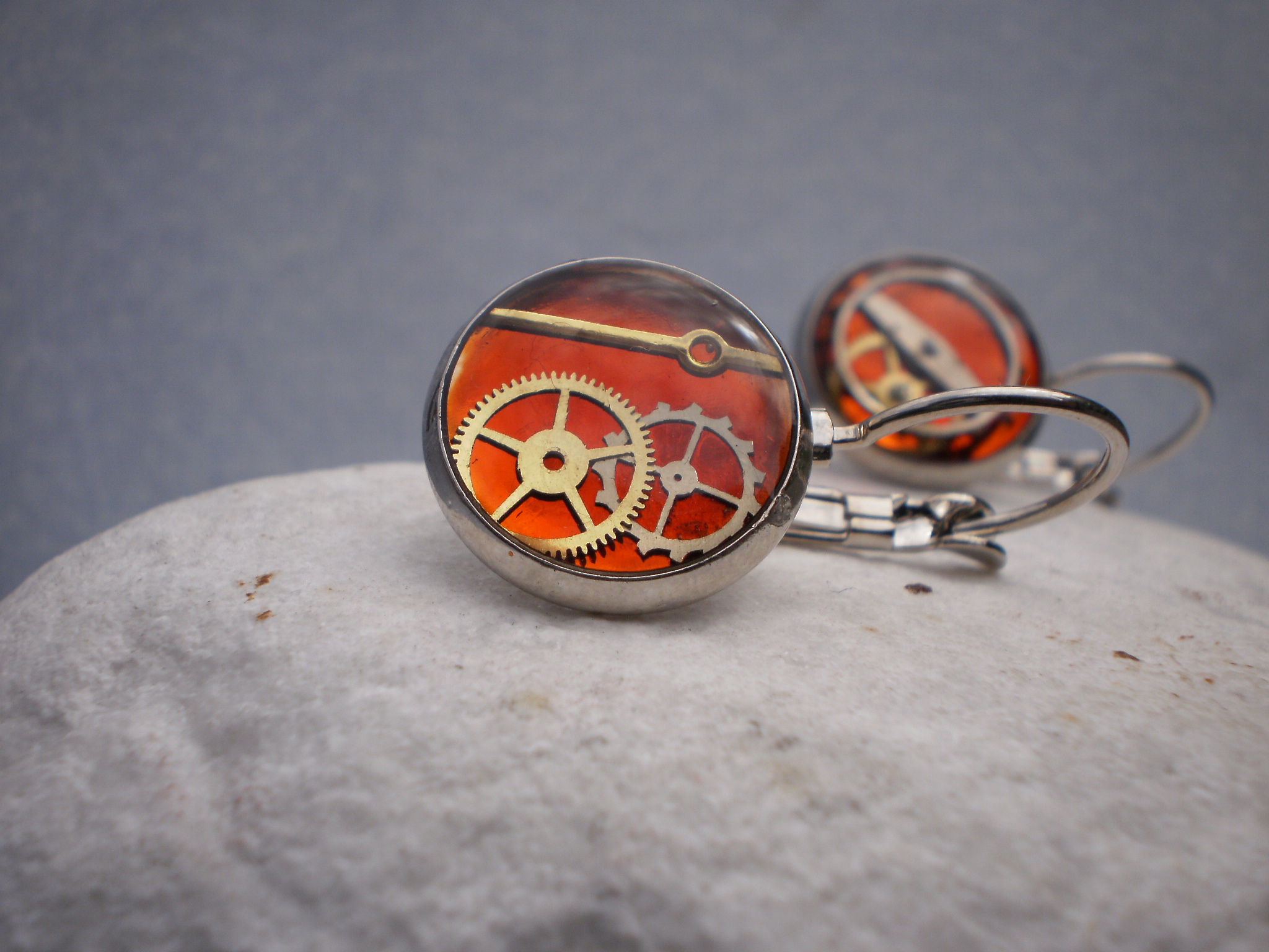Steampunkové oranžové náušnice