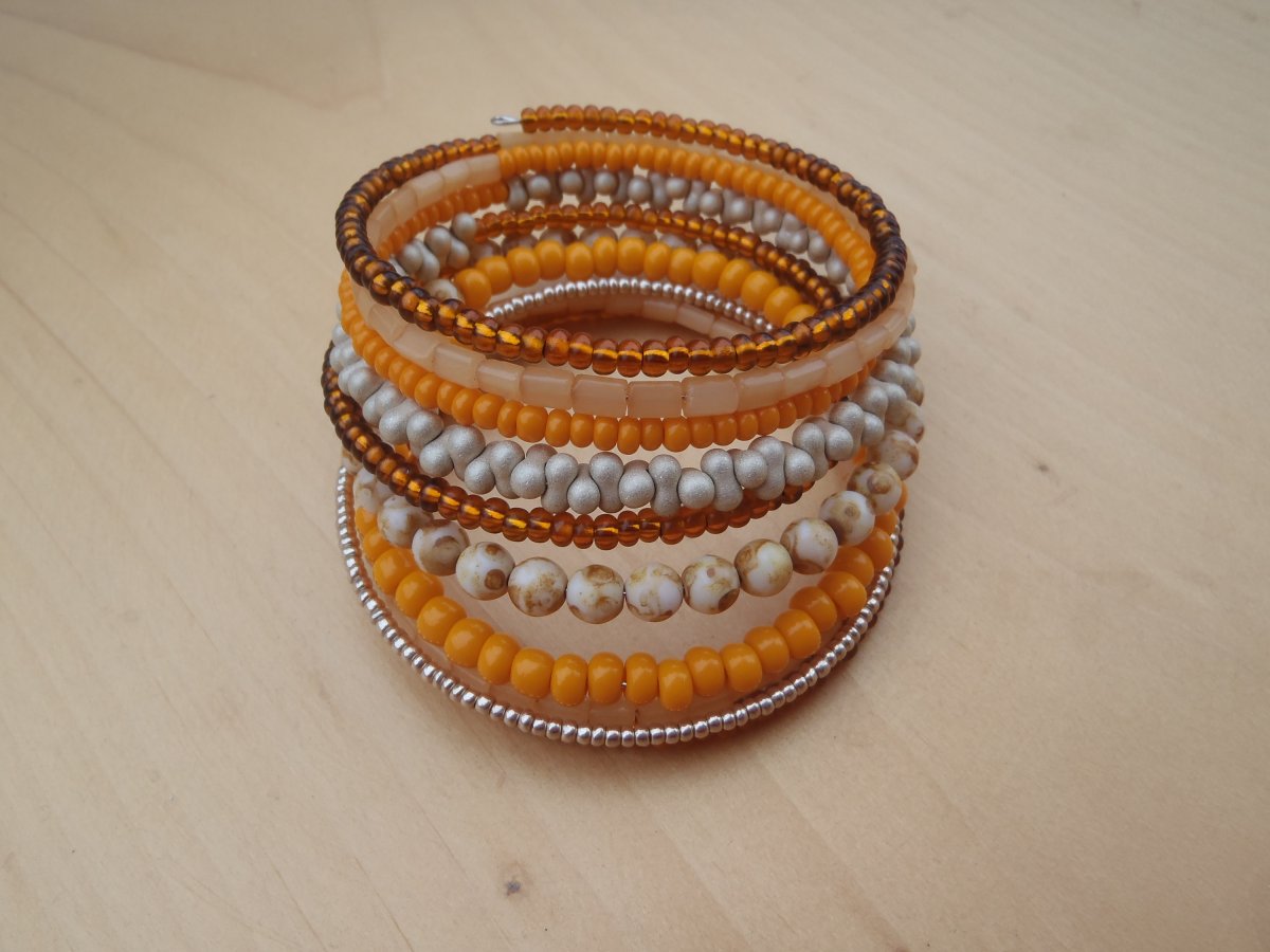 oranžový s béžovou