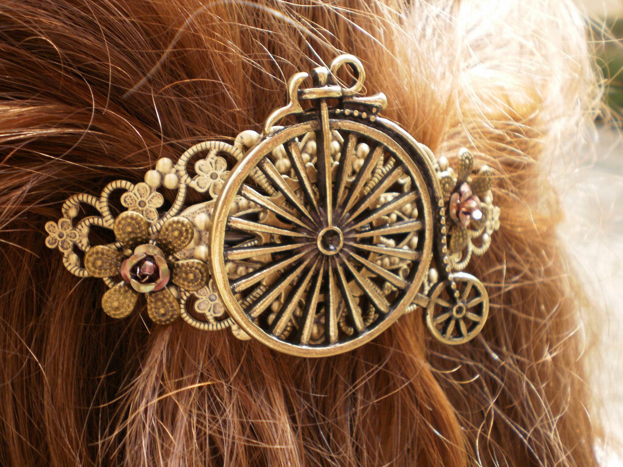 Steampunková spona do vlasů s velocipédem