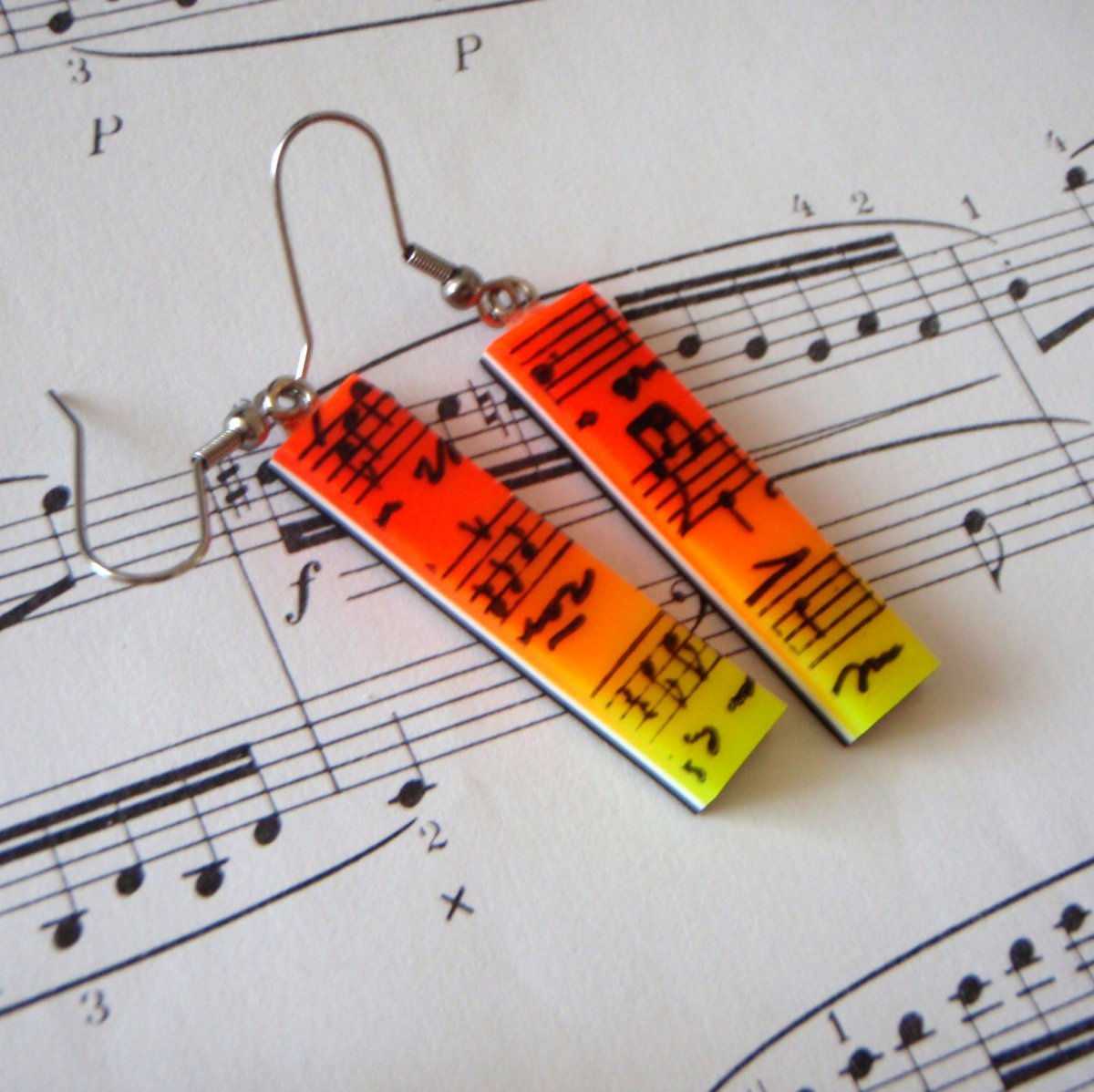 Notové náušnice zářivé