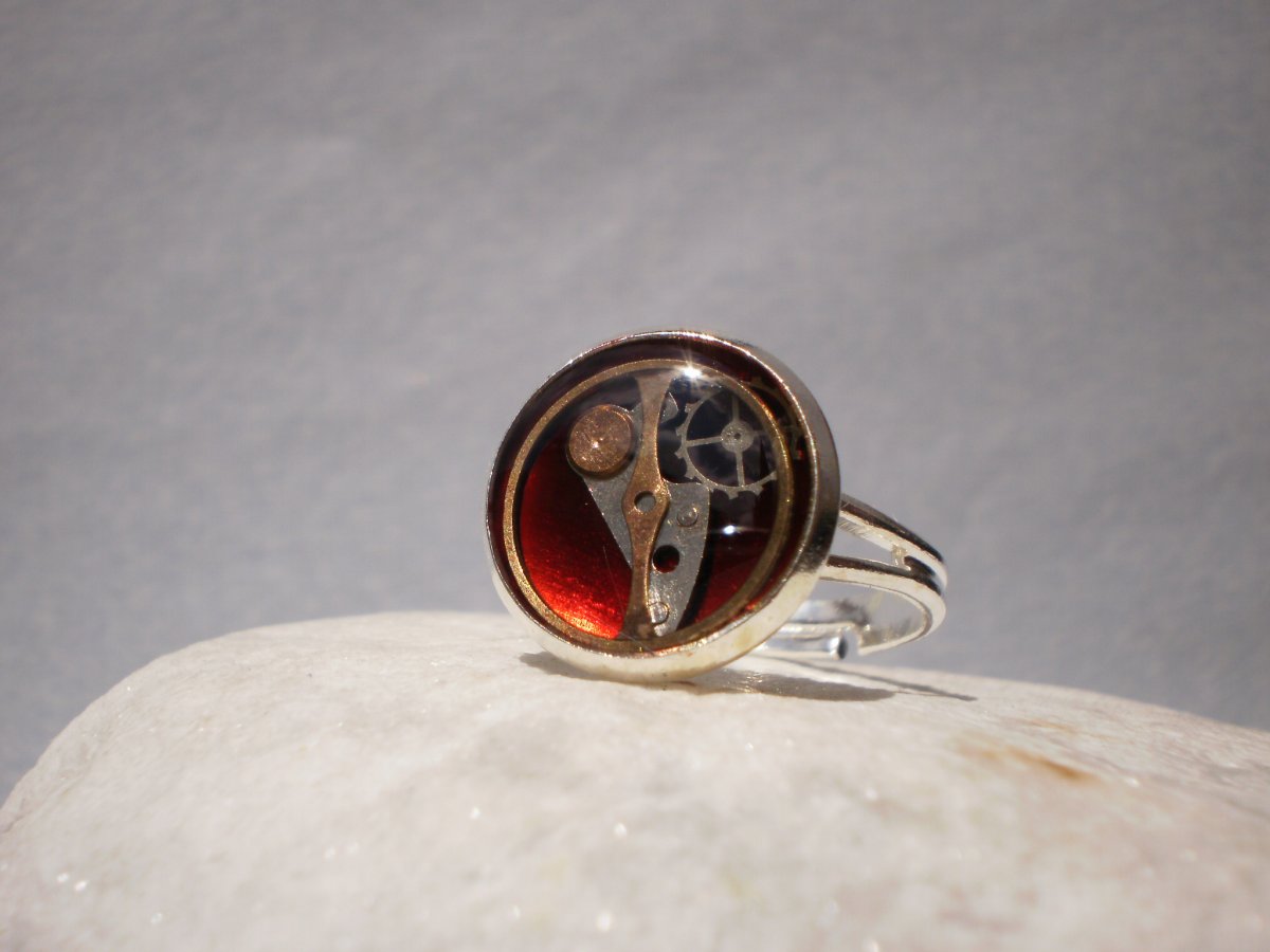 Steampunkový červený prsten