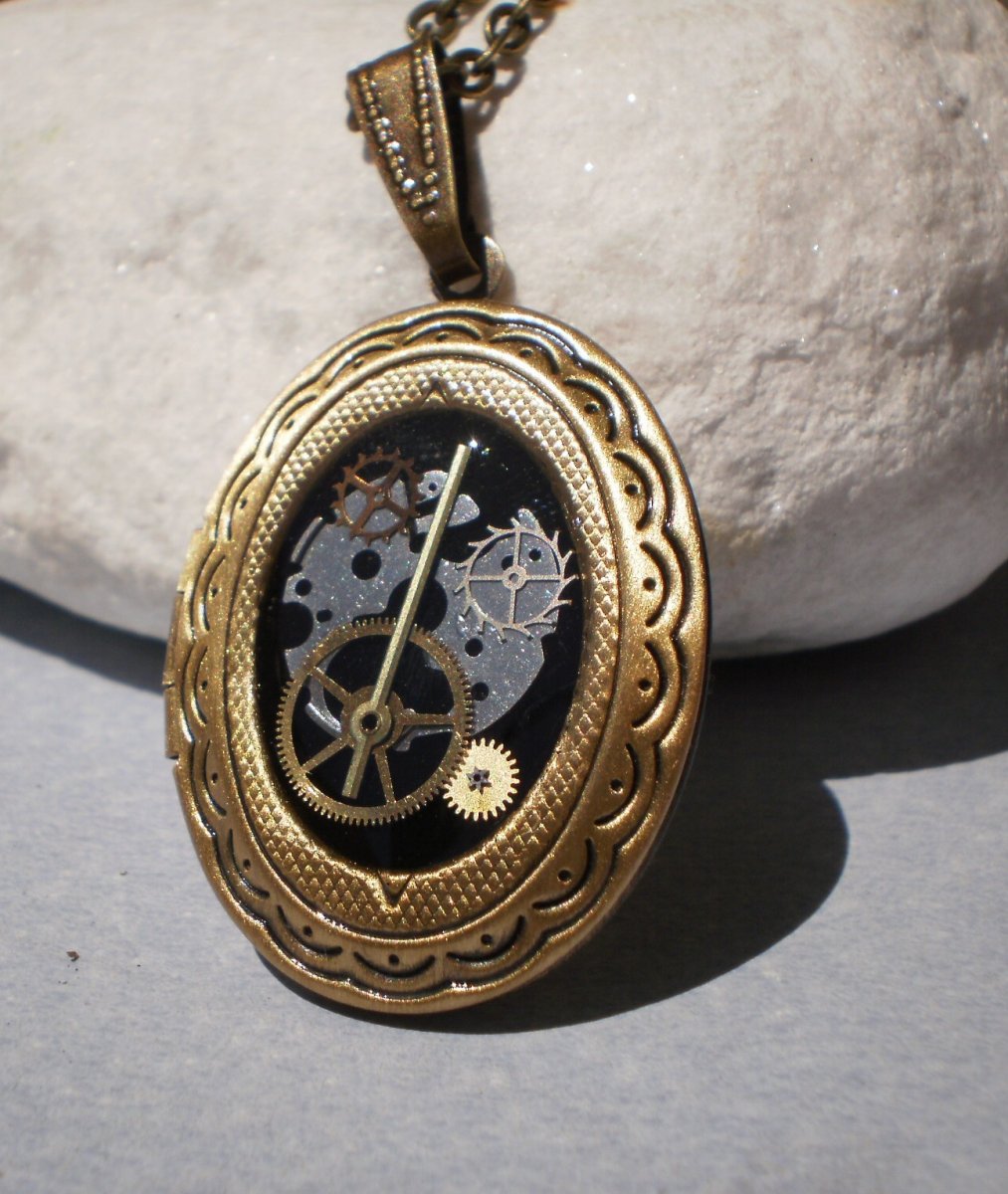 Steampunkový oválný medailonek