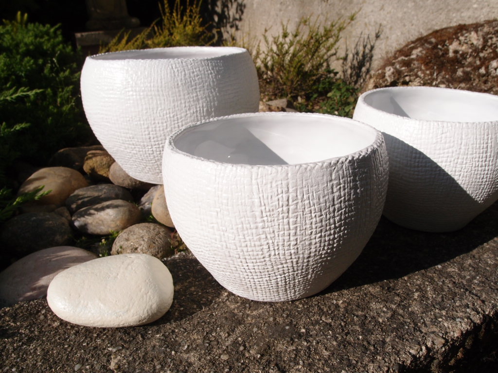 Tři bílé květináče