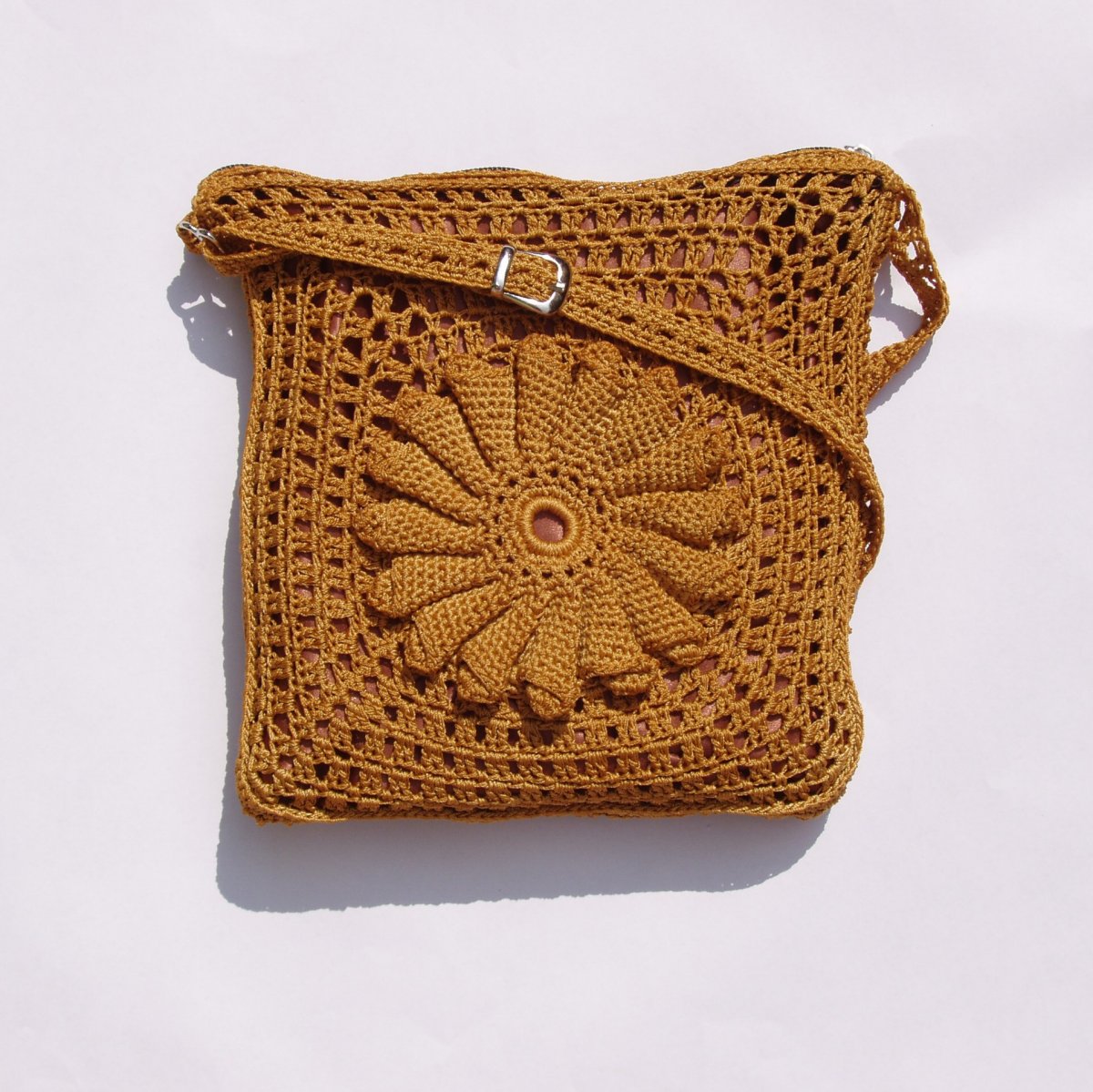 Starozlatá kabelka s květinou