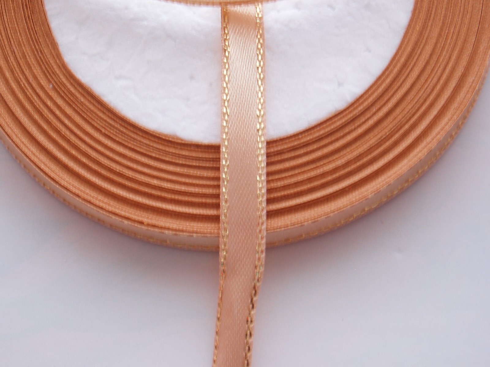 saténová stuha se zlatou nitkou- 6mm