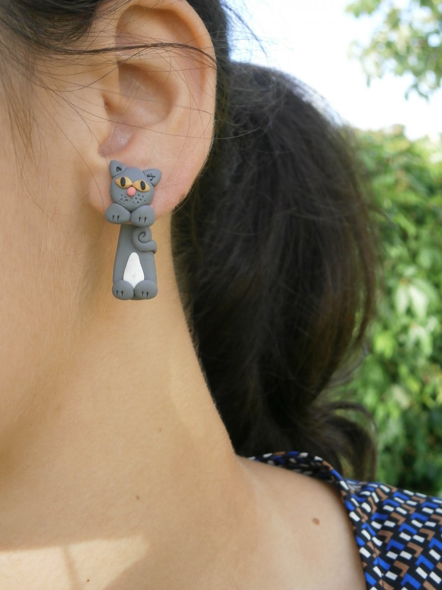 Náušnice britské kočky skrz ucho