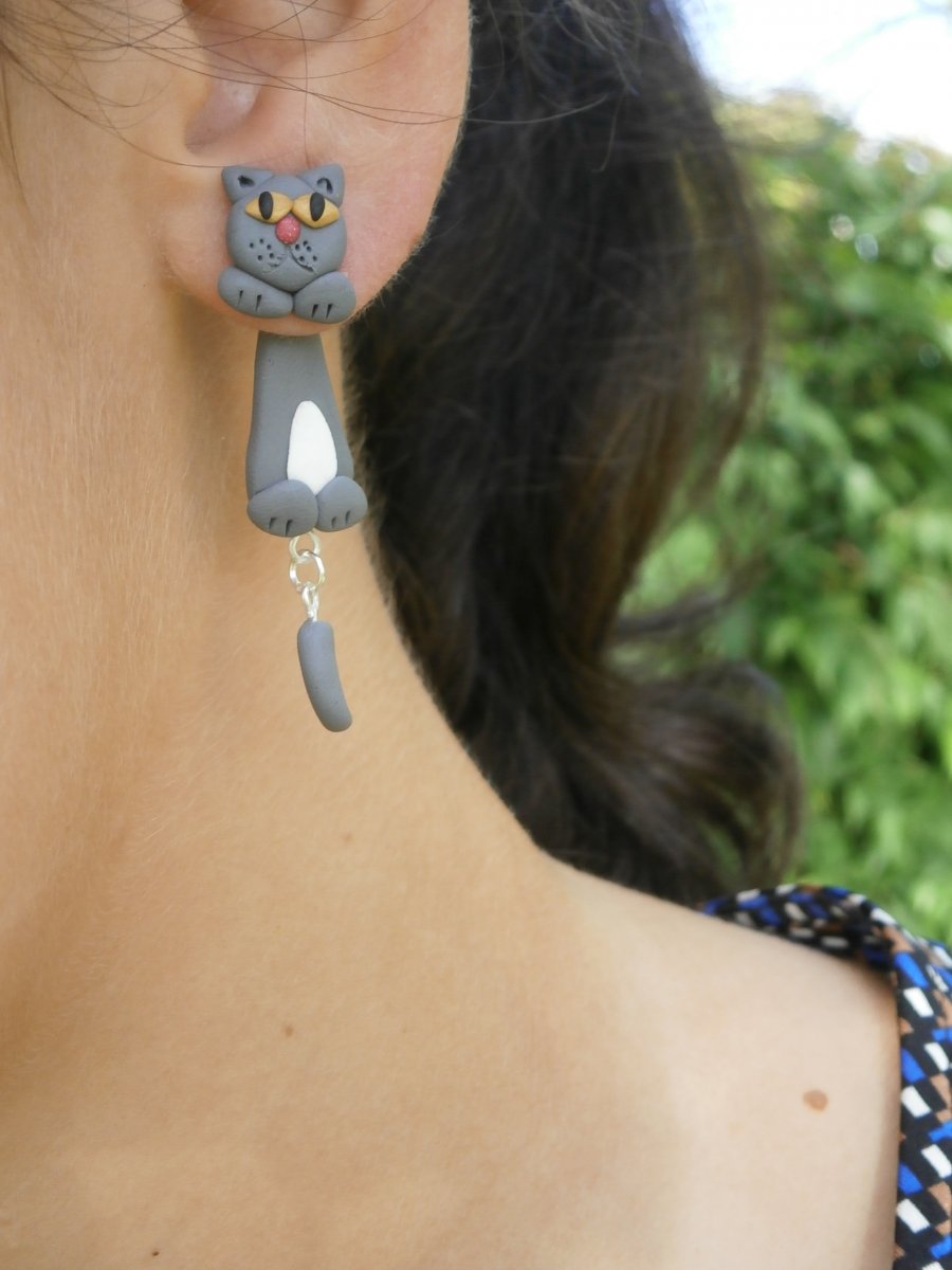 Náušnice britské kočky skrz ucho