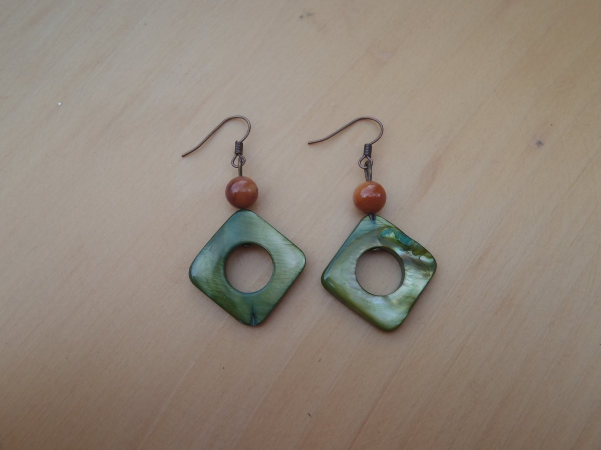 zelené perleťové s hnědou