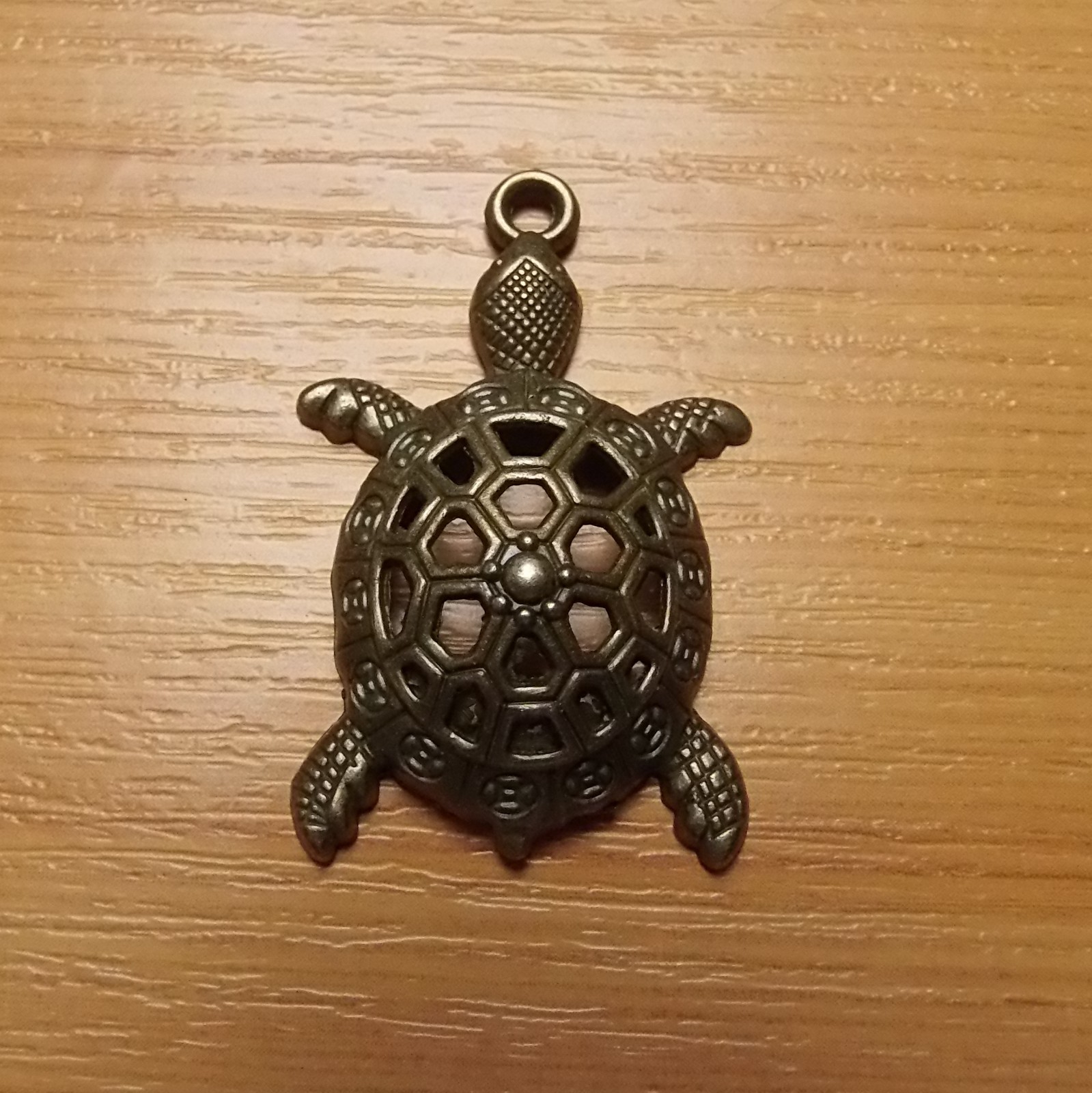 Želvička -  starobronz - 25mm x 39mm. Cena je za 1 kus.