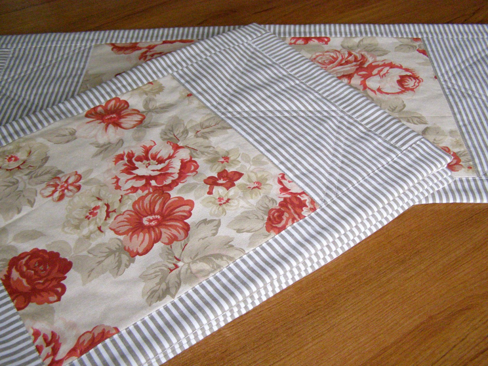 Kvetoucí sada prostírání v přírodních tónech - oboustranné