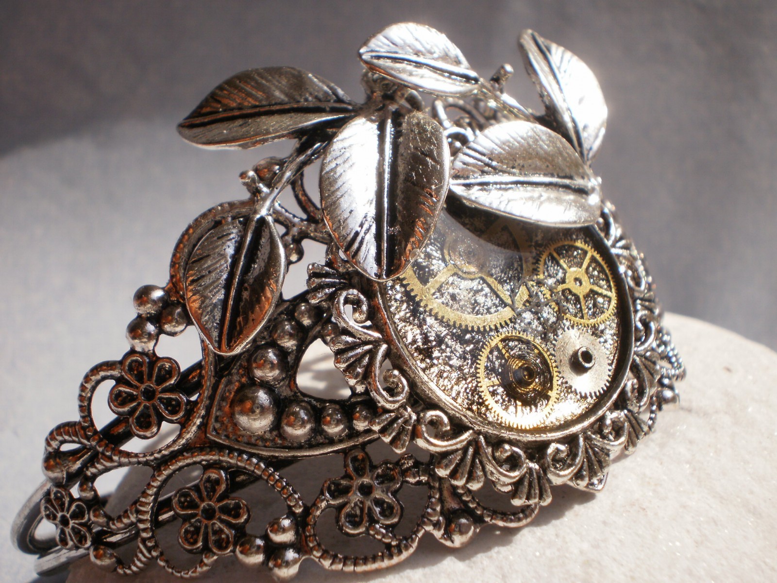 Steampunkový zdobený náramek