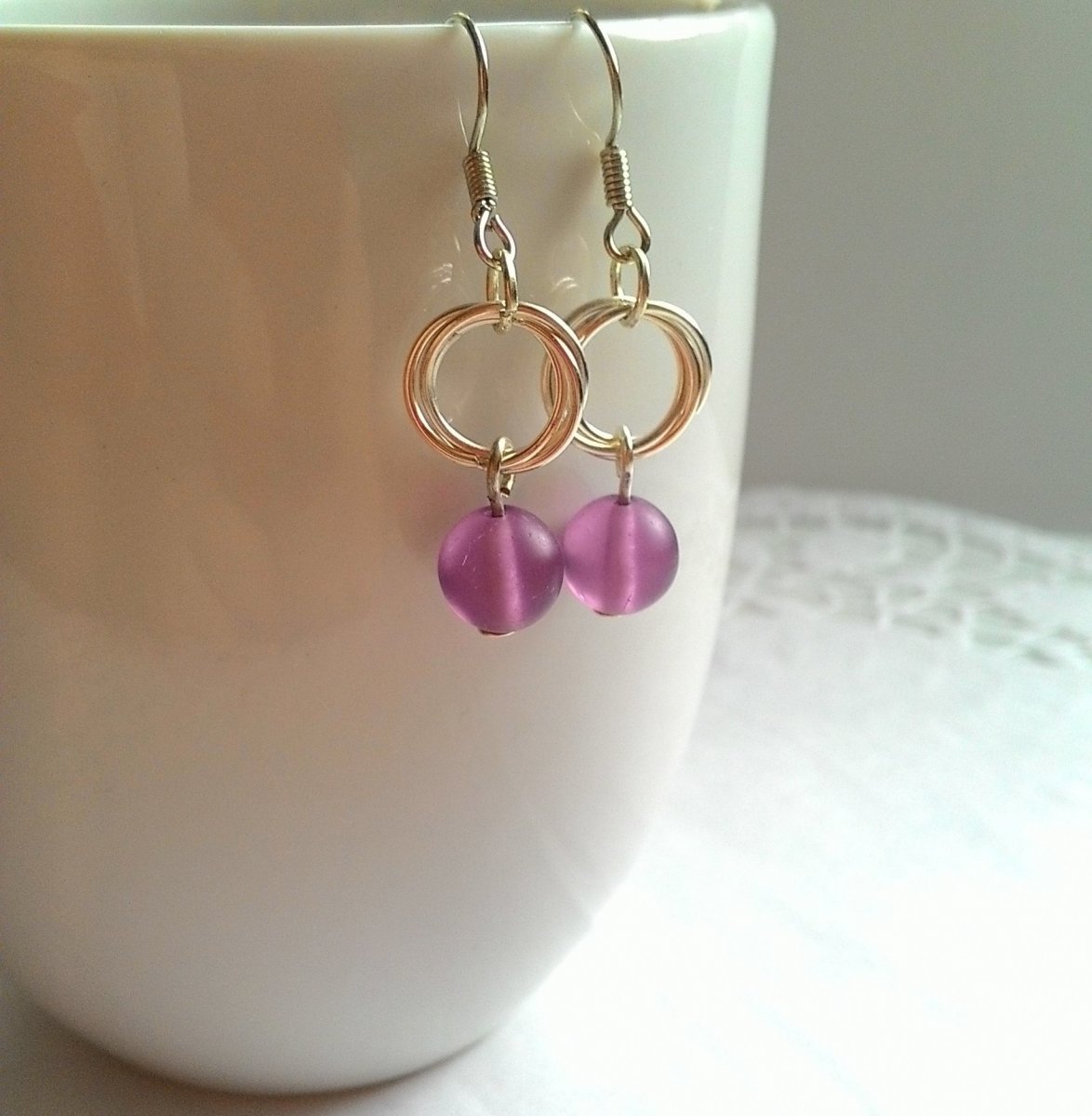 Hnízdečko s fialovými korálky - náušnice