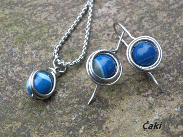 Achátek s modrobílým nádechem